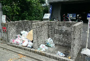 荒れたマンションのゴミ捨て場のイメージ写真